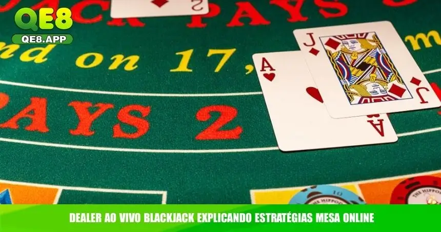 Dealer ao vivo blackjack explicando estratégias mesa online